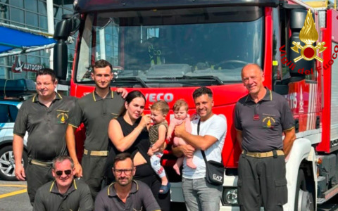 Fratellini di 2 anni e 7 mesi chiusi in auto all’Autogrill: provvidenziale l’intervento dei Vigili del Fuoco