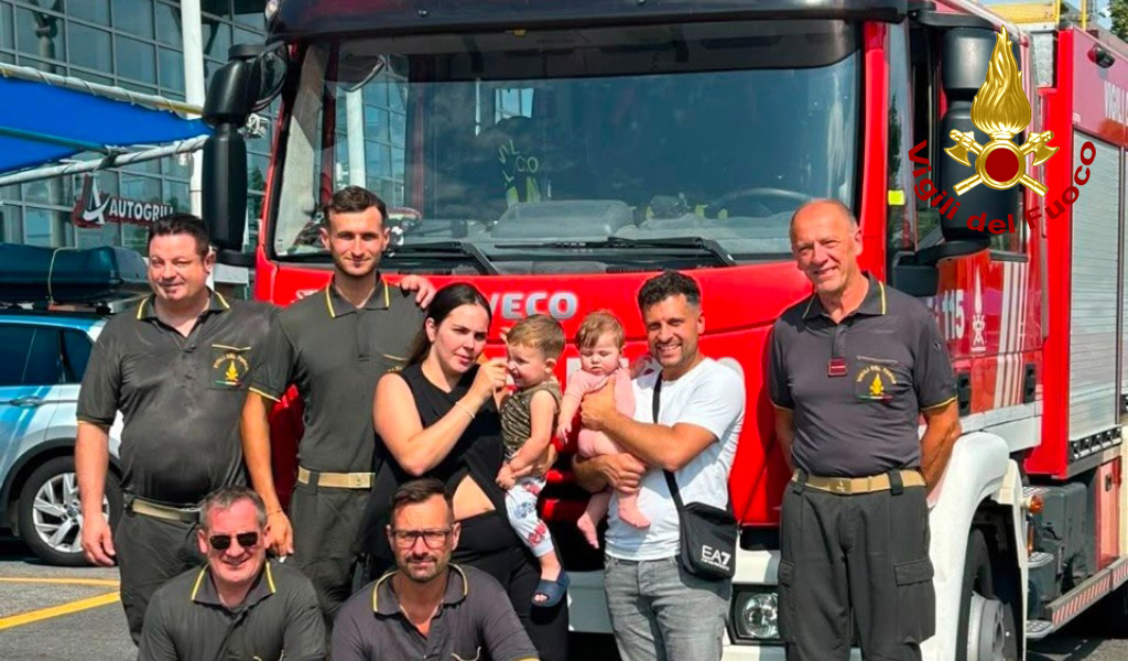 Fratellini di 2 anni e 7 mesi chiusi in auto all’Autogrill: provvidenziale l’intervento dei Vigili del Fuoco
