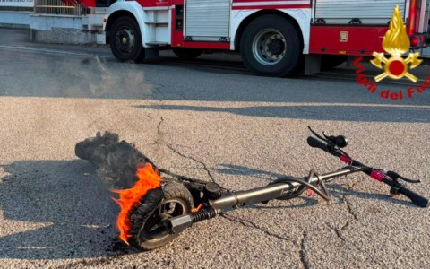 Monopattino prende fuoco durante la marcia a Lodi: salvo il conducente 23enne