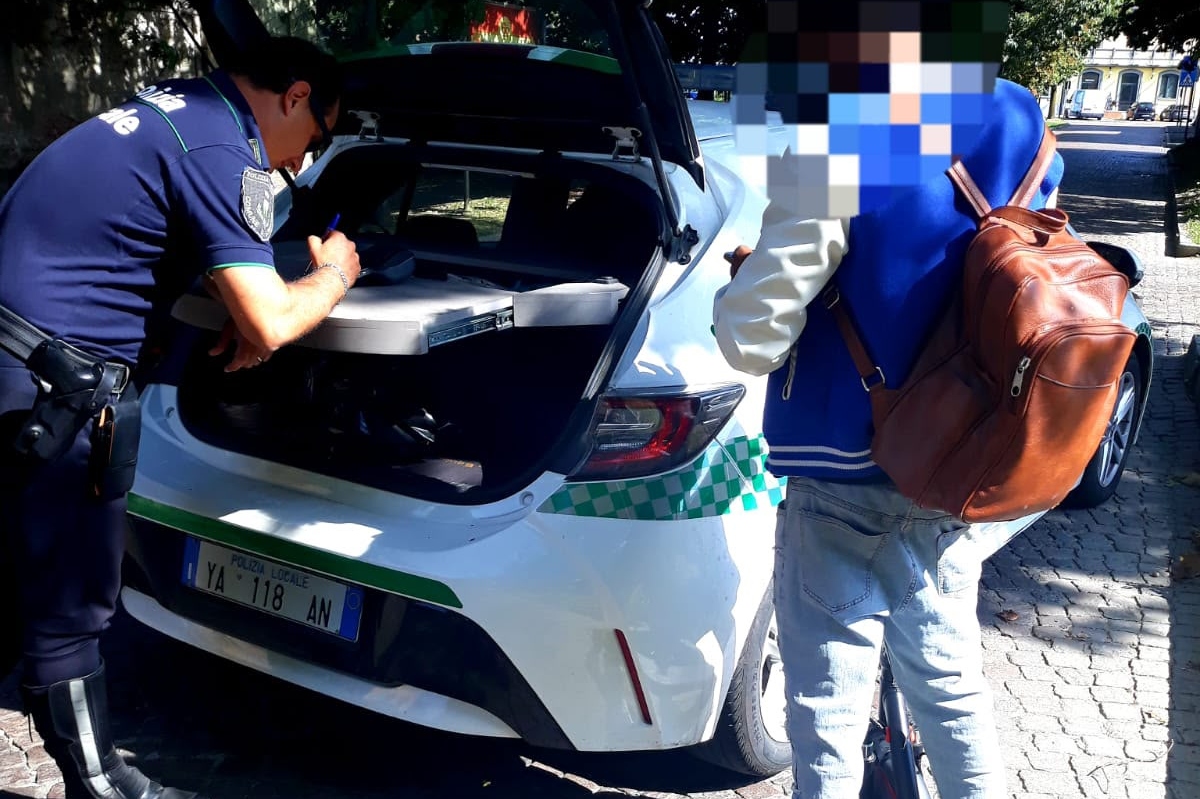 Controlli sui monopattini: tre sanzioni per mancanza di assicurazione e casco