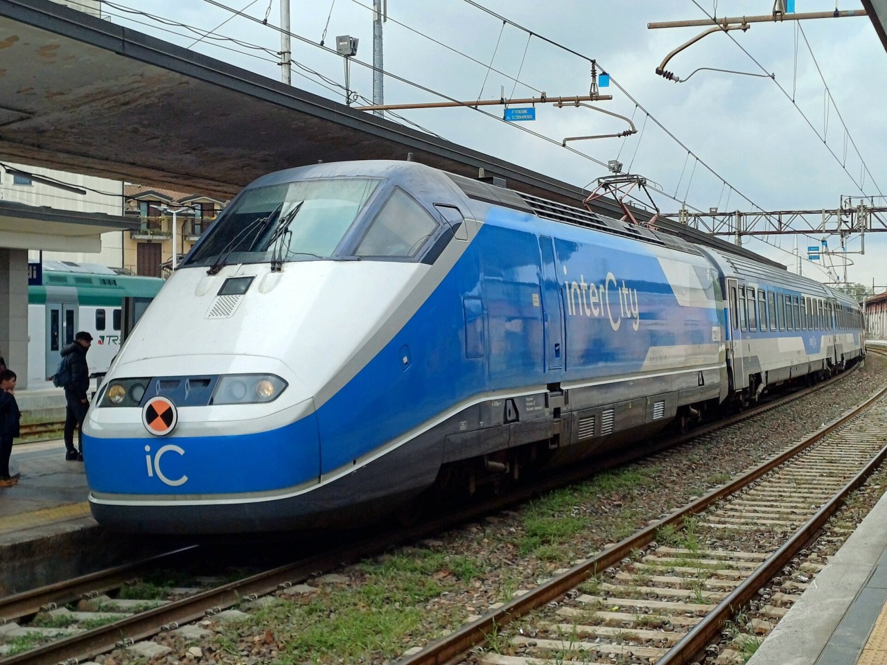 Principio d’incendio su un Intercity a Lodi: passeggeri evacuati, due persone soccorse