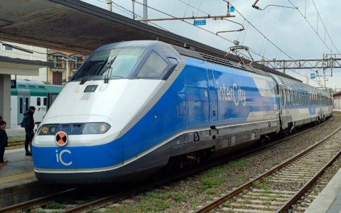 Principio d’incendio su un Intercity a Lodi: passeggeri evacuati, due persone soccorse