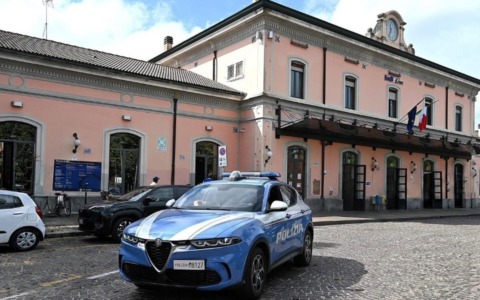 Dramma sfiorato alla stazione di Lodi: ragazza rintracciata sui binari e salvata dalla Polizia