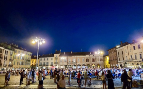 Lodi compie 868 anni: il compleanno della città tra storia e la festa in piazza con il “tombolone”