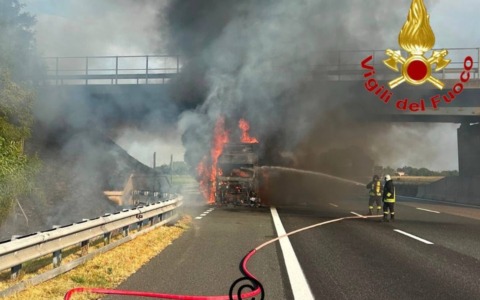Autotreno in fiamme sulla A1 a Somaglia: colonna di fumo nero e traffico in tilt verso Milano