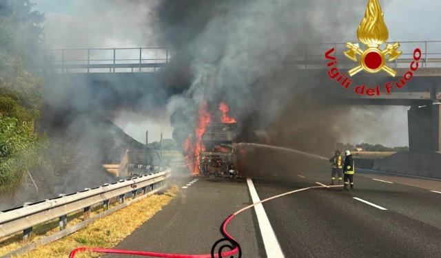 Autotreno in fiamme sulla A1 a Somaglia: colonna di fumo nero e traffico in tilt verso Milano