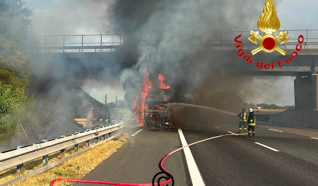 Autotreno in fiamme sulla A1 a Somaglia: colonna di fumo nero e traffico in tilt verso Milano