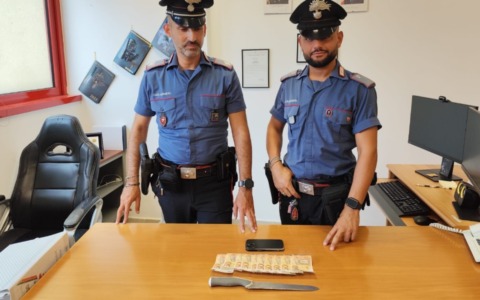 Rubano un’auto e chiedono 500 euro per restituirla: coppia arrestata per estorsione