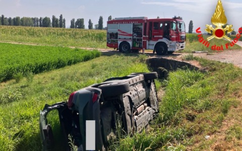 Ossago Lodigiano, auto finisce fuori strada e si ribalta in un fossato: ferito 55enne