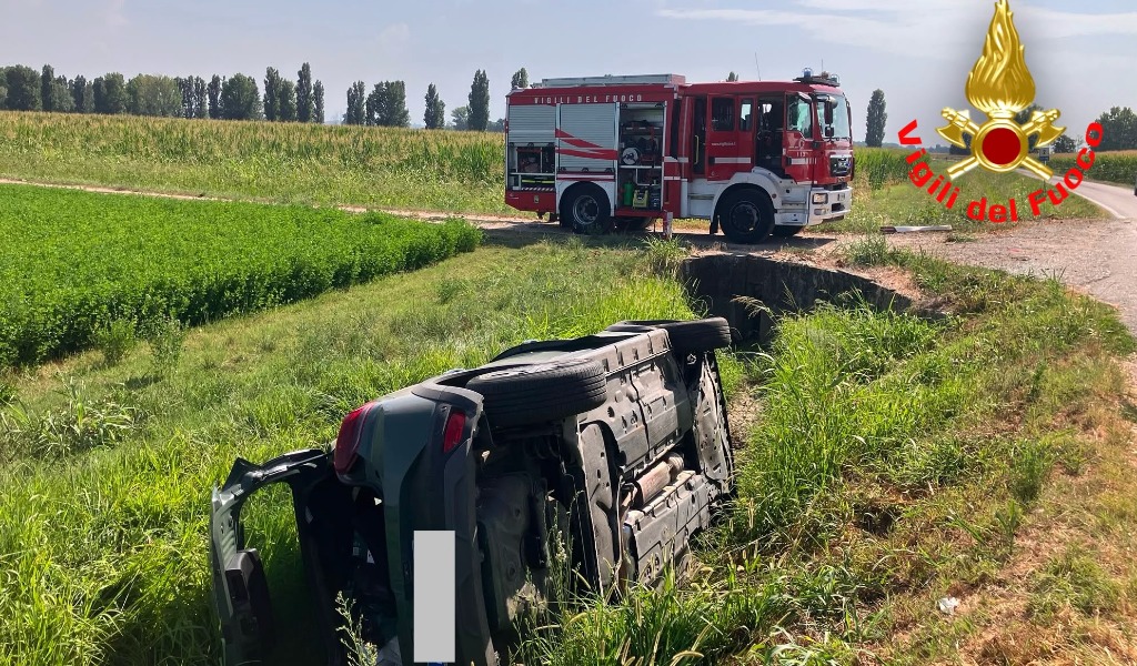 Ossago Lodigiano, auto finisce fuori strada e si ribalta in un fossato: ferito 55enne