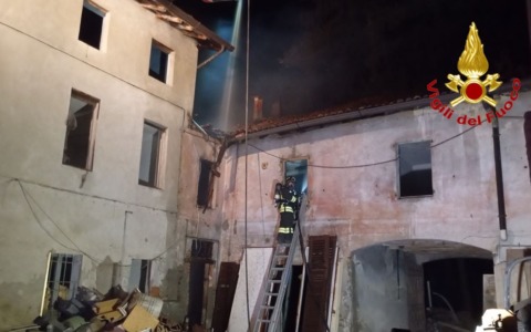 Incendio nella notte a Borghetto Lodigiano: fiamme sul tetto di un’abitazione in ristrutturazione