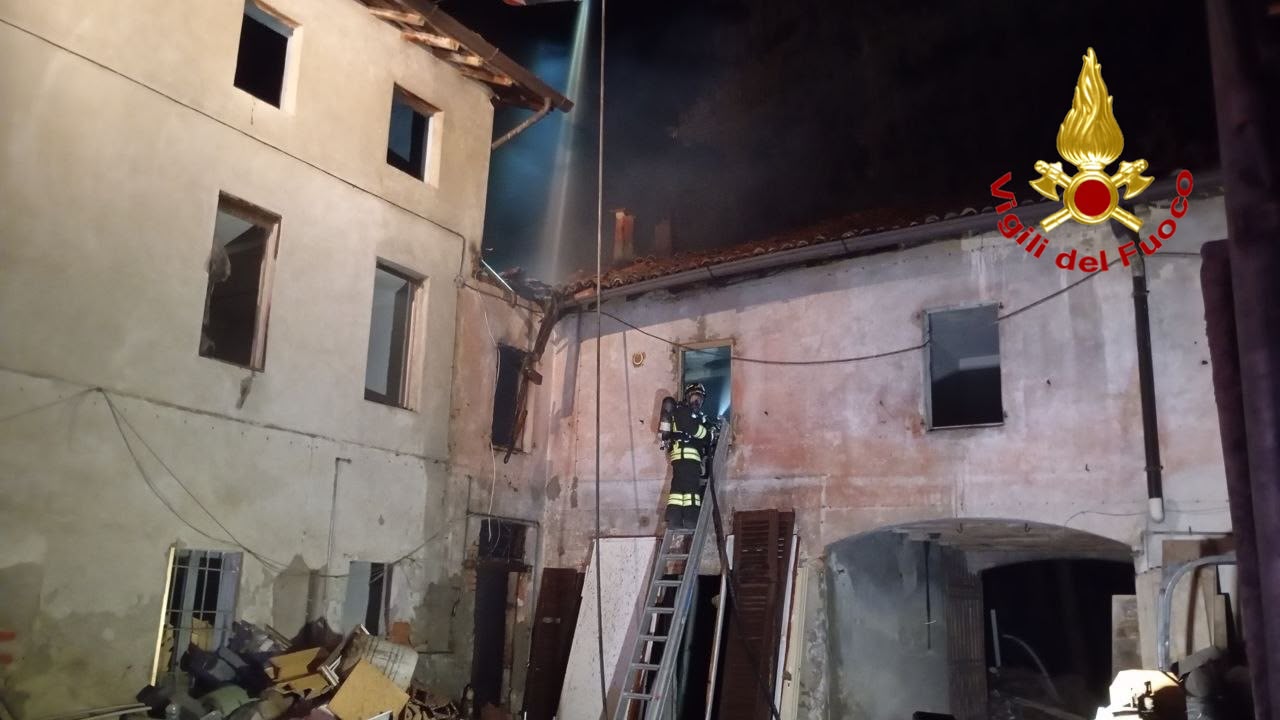 Incendio nella notte a Borghetto Lodigiano: fiamme sul tetto di un’abitazione in ristrutturazione