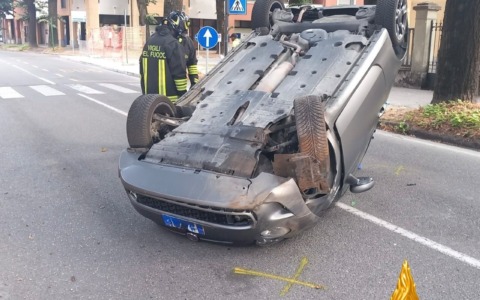 Ribaltamento d’auto a Codogno in via Martiri di Spielberg: due giovani ferite soccorse dai vigili del fuoco
