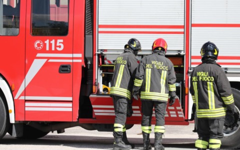 Cosparge di benzina le stanze e si barrica nella casa della ex: 30enne arrestato a Casalpusterlengo