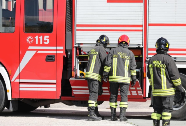 Cosparge di benzina le stanze e si barrica nella casa della ex: 30enne arrestato a Casalpusterlengo
