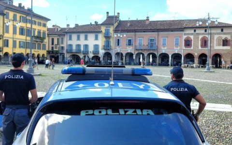 Lite al McDonald’s: strattona la compagna, aggredisce una passante poi si scaglia contro i poliziotti