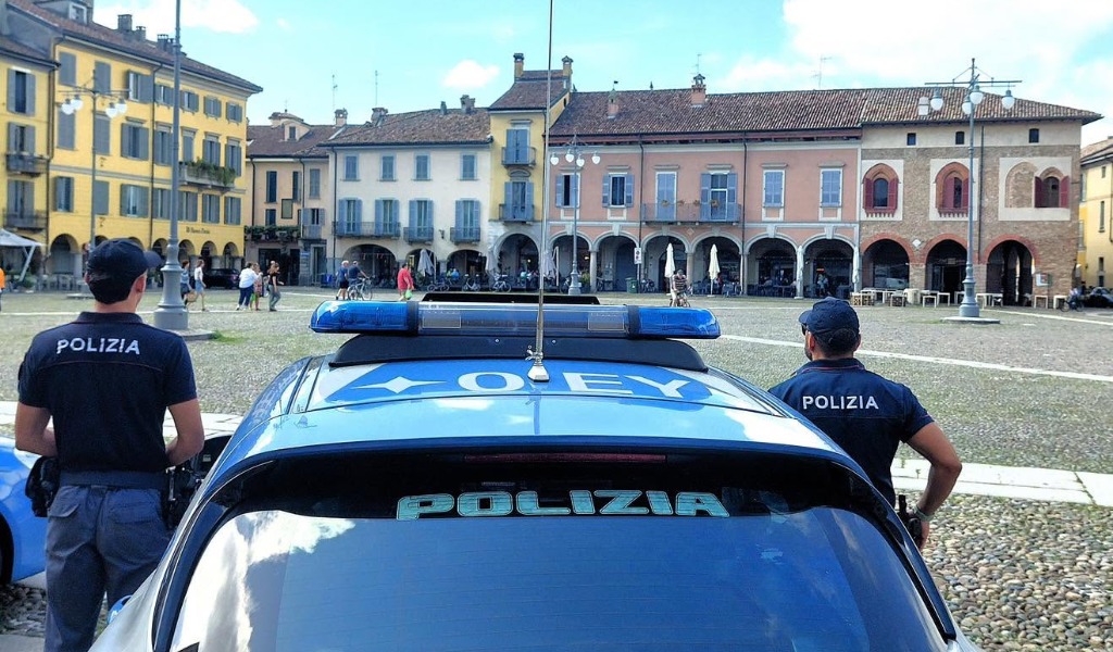 Lite al McDonald’s: strattona la compagna, aggredisce una passante poi si scaglia contro i poliziotti