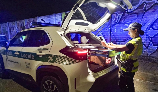 Non ha la patente e fugge dalla Polizia Locale, 19enne stangato con 5.100 euro di multa