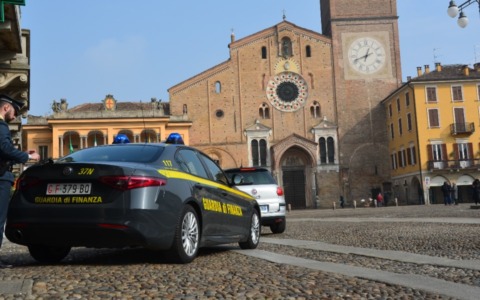 Controlli estivi della Guardia di Finanza nel Lodigiano: 18 lavoratori in nero, sanzioni e sequestri di droga