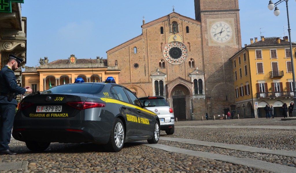 Controlli estivi della Guardia di Finanza nel Lodigiano: 18 lavoratori in nero, sanzioni e sequestri di droga