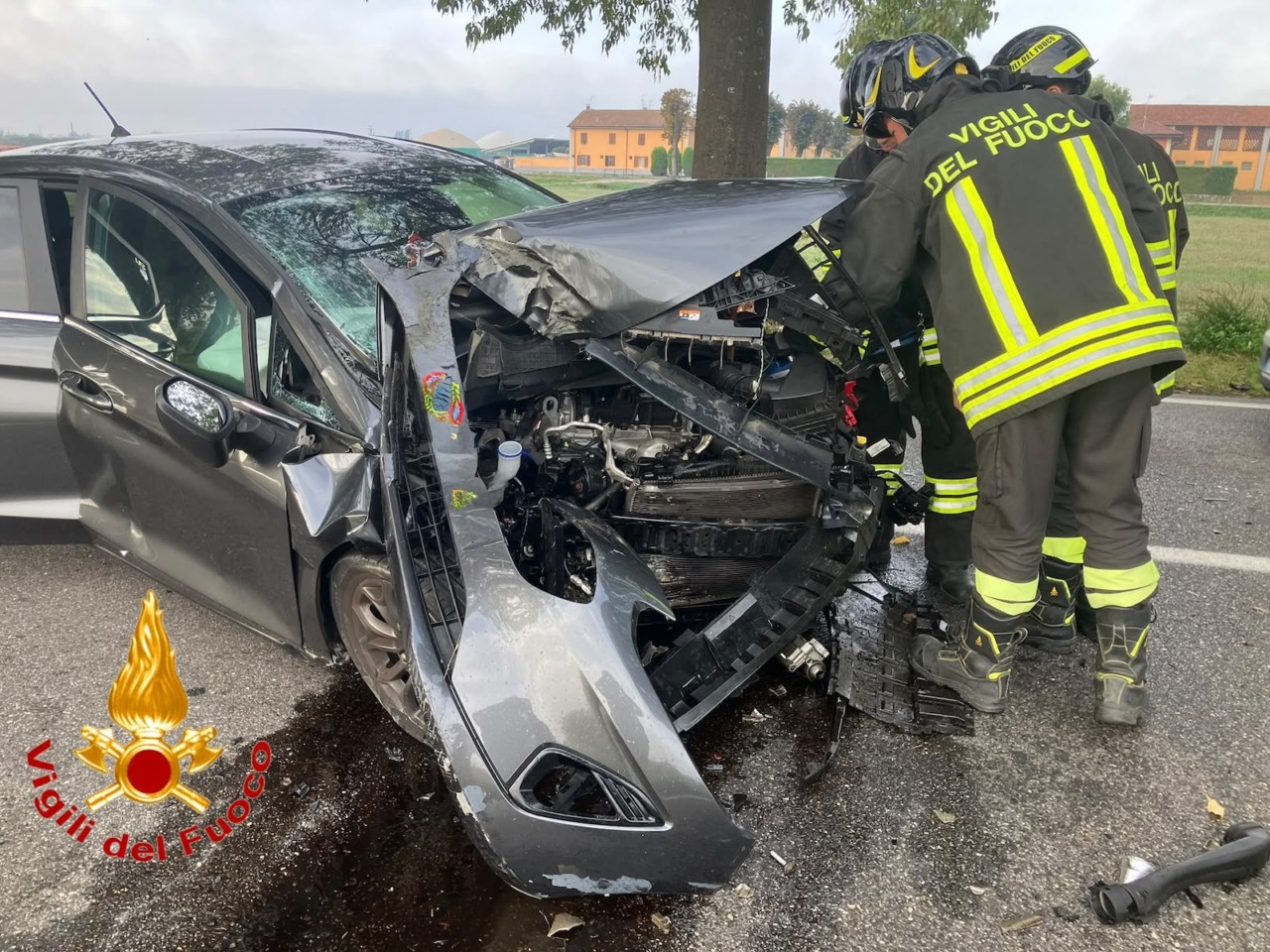 Auto contro un albero a Secugnago lungo la via Emilia: 19enne in ospedale