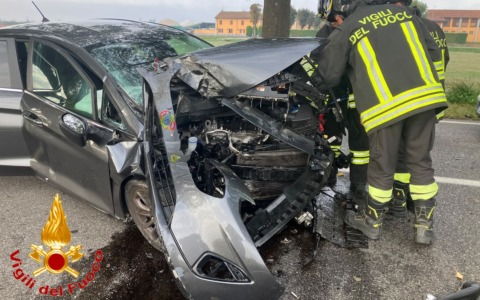 Auto contro un albero a Secugnago lungo la via Emilia: 19enne in ospedale
