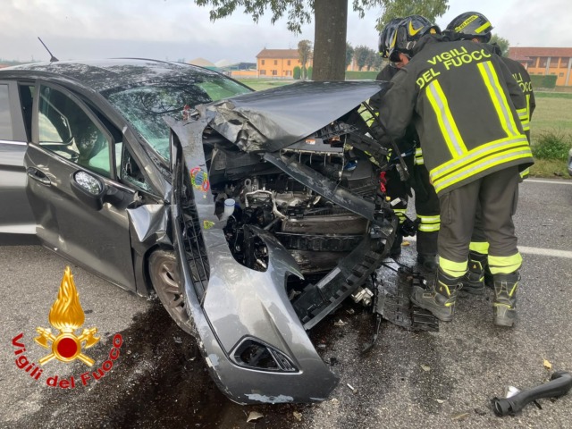 Auto contro un albero a Secugnago lungo la via Emilia: 19enne in ospedale