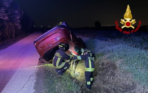 Vettura ribaltata nel fossato a Zelo Buon Persico in via Centrale: nessuno a bordo