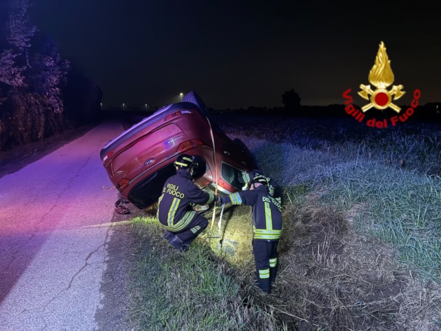 Vettura ribaltata nel fossato a Zelo Buon Persico in via Centrale: nessuno a bordo