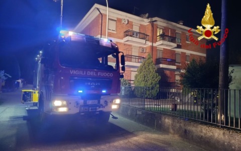 Principi d’incendio in abitazione: elettrodomestico in fiamme