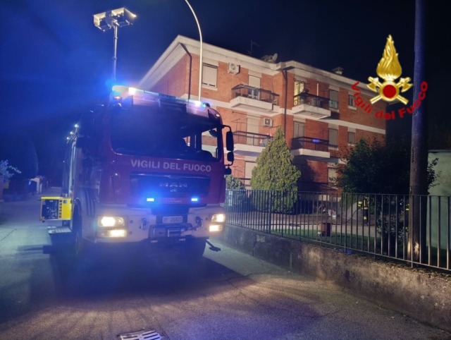 Principi d’incendio in abitazione: elettrodomestico in fiamme