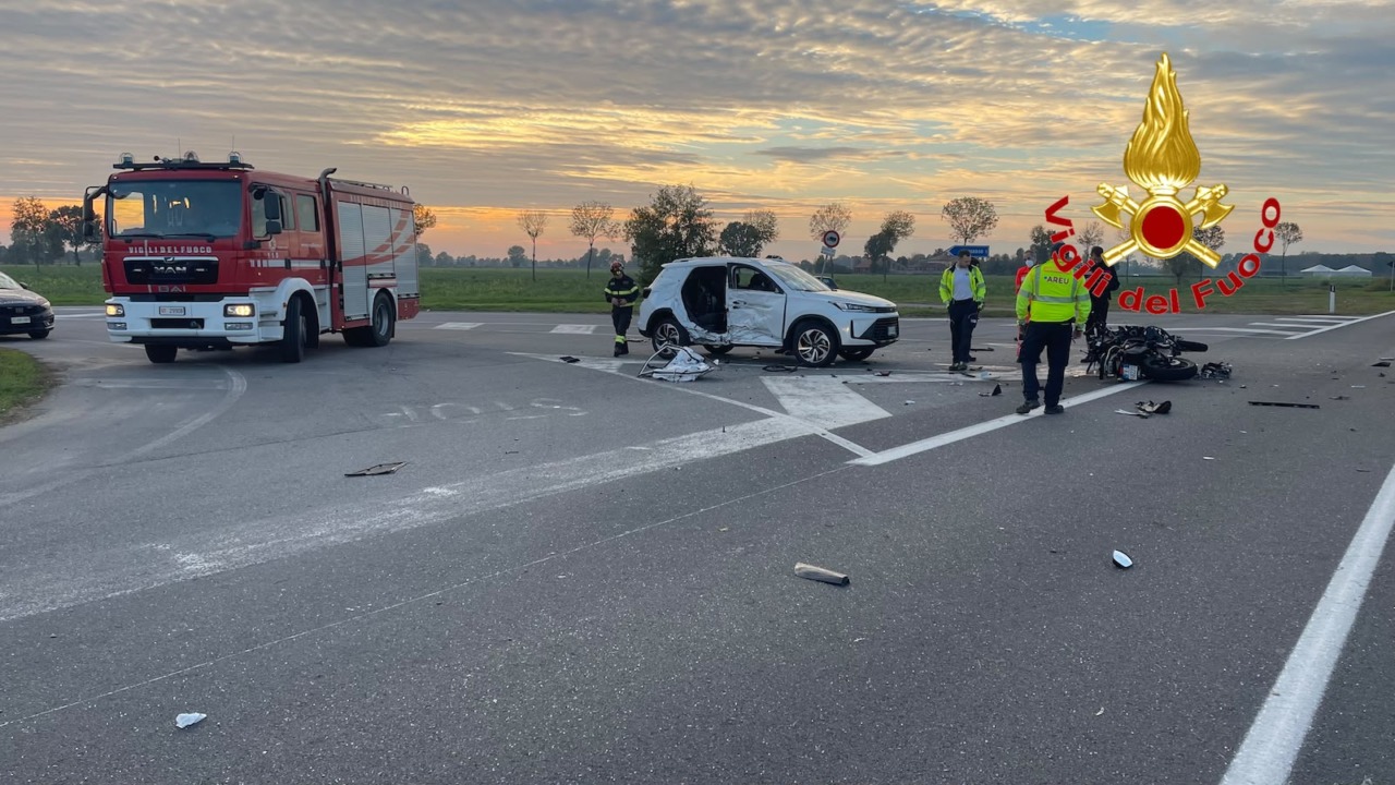 Scontro tra auto e moto sulla via Emilia a Secugnago: un elitrasportato