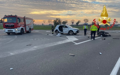 Scontro tra auto e moto sulla via Emilia a Secugnago: un elitrasportato