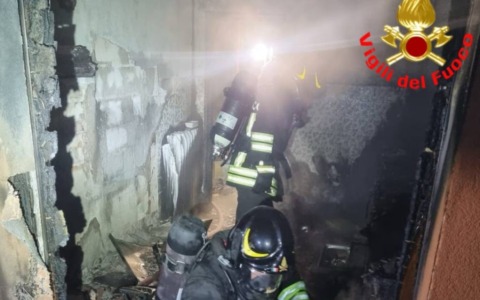 Incendio in un appartamento a Sant’Angelo Lodigiano: evacuate 14 persone, 79enne in ospedale