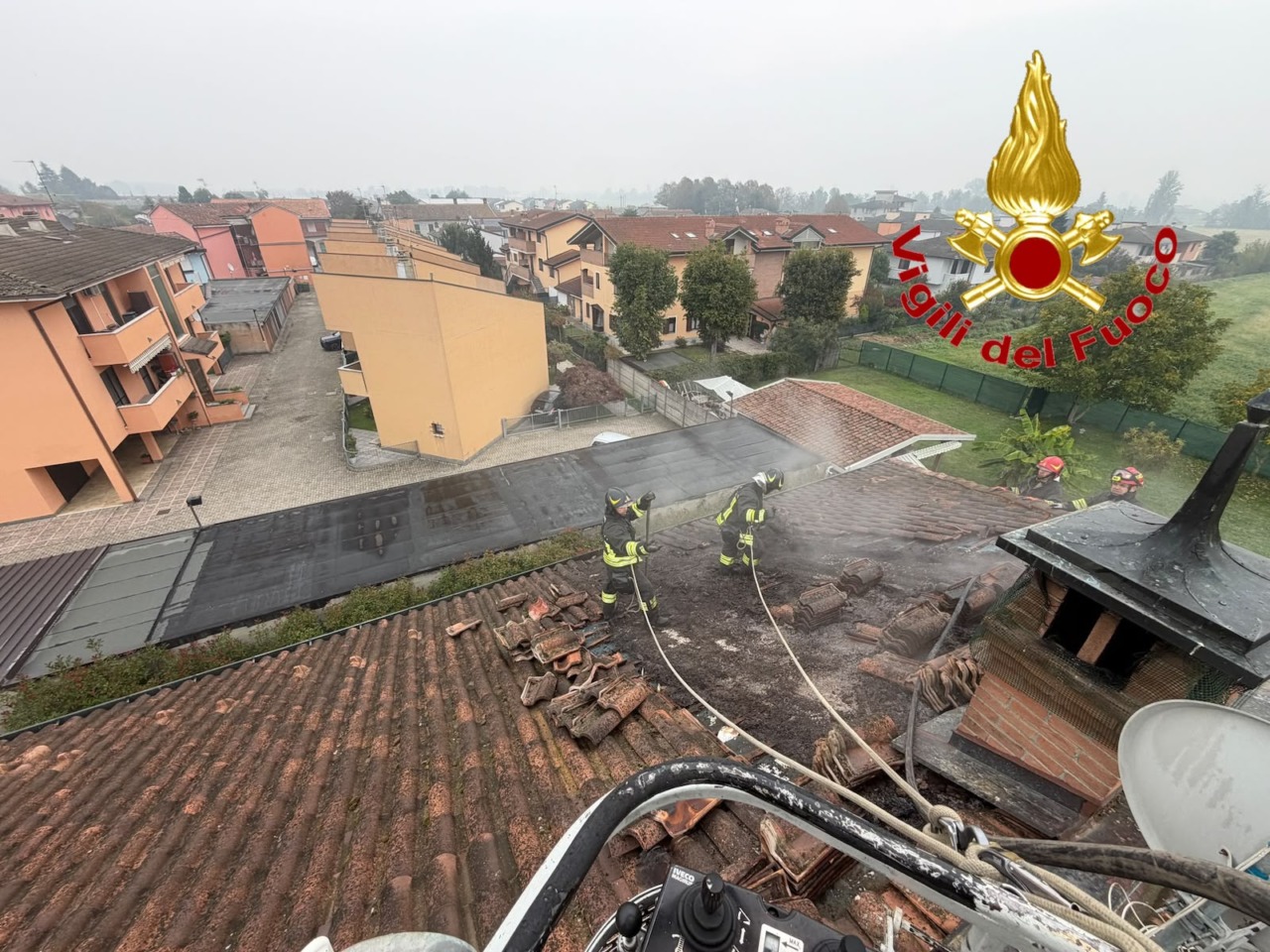Fiamme sul tetto di un edificio a Marudo: l’intervento dei Vigili del Fuoco