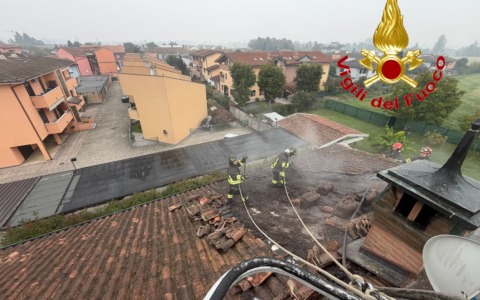 Fiamme sul tetto di un edificio a Marudo: l’intervento dei Vigili del Fuoco