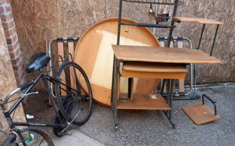 Abbandono di materiale ingombrante: sorpreso in flagranza e multato