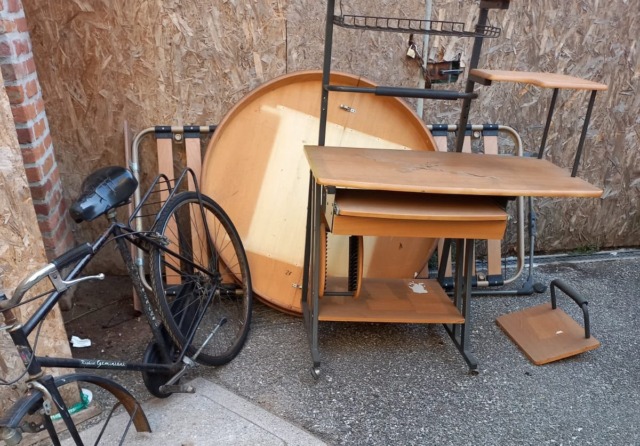 Abbandono di materiale ingombrante: sorpreso in flagranza e multato
